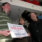 Los propietarios del estanco y el delegado de apuestas en León (dcha), muestran el número premiado