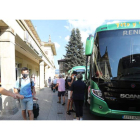 Autobuses de Renfe trasladan a los pasajeros del tren desde la estación de Ponferrada. L. DE LA MATA