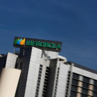 El logo de Iberdrola, visto desde la sede central de la compañía energética en Madrid.