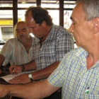 Anta y dos concejales antes de entregar sus carnés en la oficina de Correos.