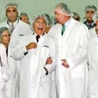 El Rey don Juan Carlos (segundo por la derecha) en su visita a Nestle