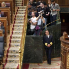 El candidato a presidente, Pedro Sánchez, habla en tribuna ante el escaño vacío de Mariano Rajoy.