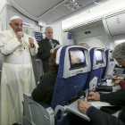 El Papa habla con los periodistas en el avión de regreso a Roma desde México.