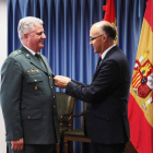 Díez Cubelos recibe la condecoración de Ruiz Medrano.