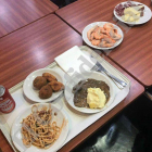 Langostinos y embutido en la cena de Nochebuena de los agentes desplazados a Cataluña.