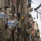 Anuncios de venta de pisos en castellano e inglés.