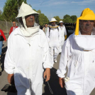 Los apicultores hicieron una marcha reivindicativa vestidos con sus trajes habituales.