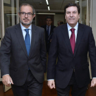 El subsecretario de Empleo, Pedro Llorente y el consejero Carlos Fernández Carriedo. NACHO GALLEGO
