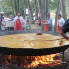 Los cocineros preparan la paella de la que salieron las 3.000 raciones que se repartieron.