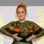 Adele posa con sus 5 grammy.