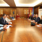 Asistentes a la reunión que ha definido el plan contra la nieve de este año.