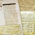 Alguno de los textos de la exposición ‘Orígenes del español II. De Valpuesta a Cardeña’, que puede verse en el Etnográfico de Riaño. DL