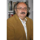 El poeta leonés Antonio Colinas en su casa de Salamanca