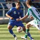 Edgar, izquierda, trata de cortar el avance de Contreras.