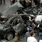 Soldados libaneses y miembros de la policía inspeccionan el lugar en el que estalló la bomba