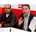 Tomás Blanco, secretario general del PSOE abulense con el secretario de las juventudes, Fabio López.