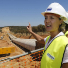 La ministra, durante una visita a las obras del Canal Bajo de los Payuelos en 2015. JESÚS F. SALVADORES
