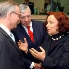 Ana Palacio conversa en Bruselas con Straw (centro) y Hansch