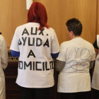 Las trabajadoras del servicio de ayuda a domicilio muestran su protesta en cada pleno. RAMIRO