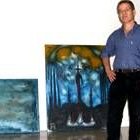 Mateo Santamarta, con algunas de las obras que expone en la Galería Lucio Muñoz