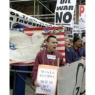 Ciudadanos americanos protestaron ayer ante la embajada en Madrid