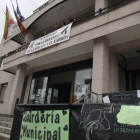 Imagen de la fachada principal del Ayuntamiento de Fabero durante la movilización minera.