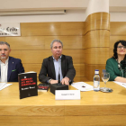 Ricardo Magaz, Joaquín S. Torné y Teresa Mata, durante la presentación del libro.