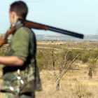 Imagen de un cazador con la escopeta al hombro en el coto de caza de Aspa (Segrià).