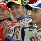 Los pilotos de Moto GP, Kasey Stoner, Valentino Rossi  y Jorge Lorenzo posan en la foto oficial