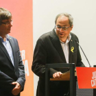 El presidente de la Generalitat, Quim Torra, y su predecesor, Carles Puigdemont, ofrecen una rueda de prensa. STEPHANIE LECOC