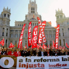 Cabecera de la manifestación contra la reforma laboral a su paso por el Ayuntamiento de Madrid, en la plaza de Cibeles.