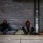 Dos personas en situación de calle en Madrid. JUAN IGNACIO RONCORONI