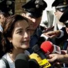 Simona Pari rodeada de periodistas en su casa en Romini