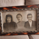 Genara Fernández García, con su madre y padre. JESÚS F. SALVADORES