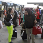 Un grupo de 31 refugiados sirios e iraquís llega al aeropuerto Adolfo Suarez de Madrid.