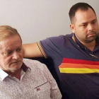 Edwin Contreras y su padre Cristo José Contreras, tras ser liberado el segundo.