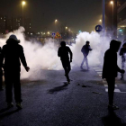 Los manifestantes escapan del gas lanzado por los agentes antidisturbios durante las protestas. Y.V.