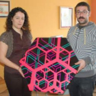 Montserrat González junto con Óscar Ranz y la obra cedida.
