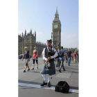 El gaitero escocés Doherty toca la gaita frente al Big Ben.