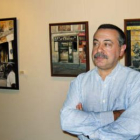 Tomás Castaño posa ante algunas de las obras que expone la galería Sharon Art.