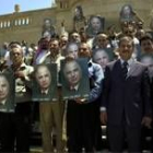 Varios simpatizantes del político Chalabi le muestran su apoyo en Irak