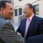 Eduardo Fernández, delegado de la Junta, saluda a Ricardo González Saavedra, ayer en Puente