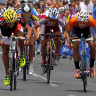 Mario Puente, en el centro, en el sprint final.