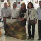 El artista Enrique Sarabia junto a las autoridades, ayer en la inauguración.