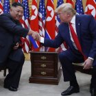 Donald Trump y el líder norcoreano Kim Jong-un durante su encuentro ayer. YONHAP