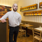 Héctor González, en el restaurante Ginos. FERNANDO OTERO PERANDONES