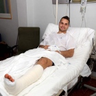 El jugador de la Cultural Alberto Turzo, tras ser operado del tobillo izquierdo por los doctores Gutiérrez y Díez.