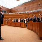 Herrera, aplaudido en las Cortes con todo su grupo en pie tras su intervención. R. GARCÍA