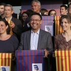 Bartomeu presenta las firmas que avalan su candidatura.