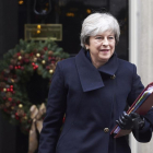 La primera ministra británica, Theresa May, abandonando la residencia gubernamental de Downting Street.